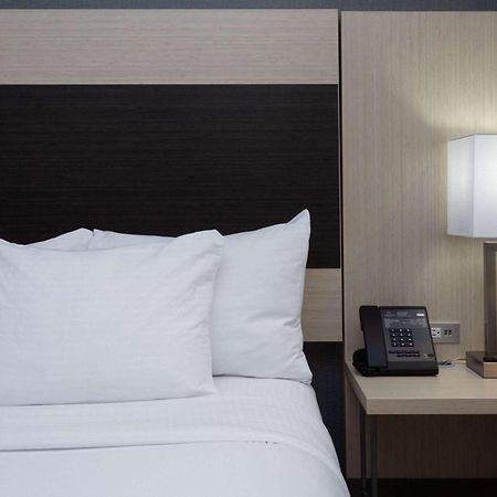 La Quinta Inn & Suites By Wyndham Shorewood ภายนอก รูปภาพ