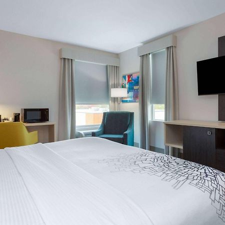 La Quinta Inn & Suites By Wyndham Shorewood ภายนอก รูปภาพ