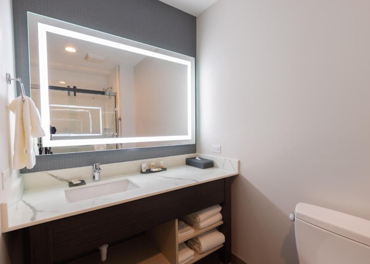 La Quinta Inn & Suites By Wyndham Shorewood ภายนอก รูปภาพ