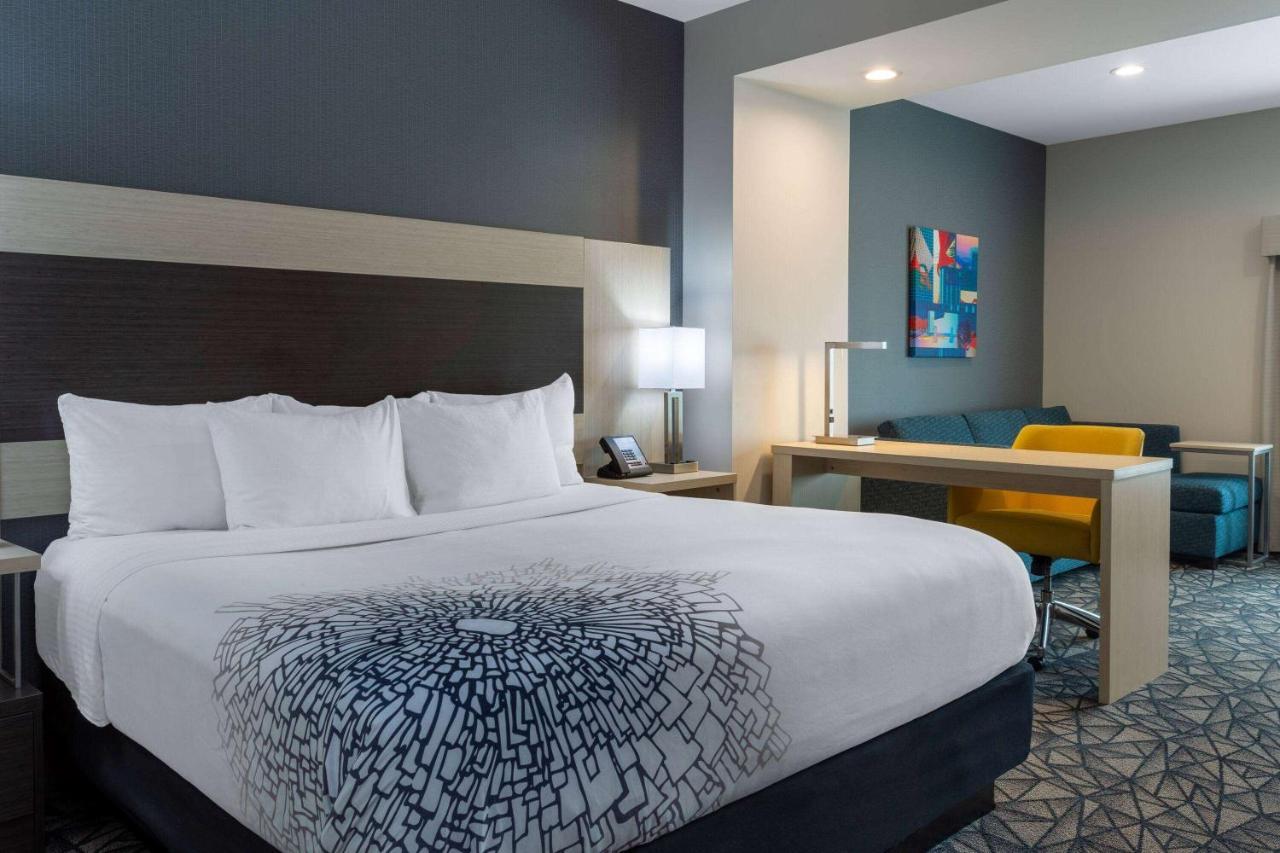 La Quinta Inn & Suites By Wyndham Shorewood ภายนอก รูปภาพ