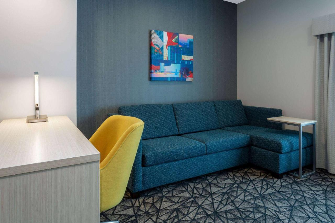 La Quinta Inn & Suites By Wyndham Shorewood ภายนอก รูปภาพ