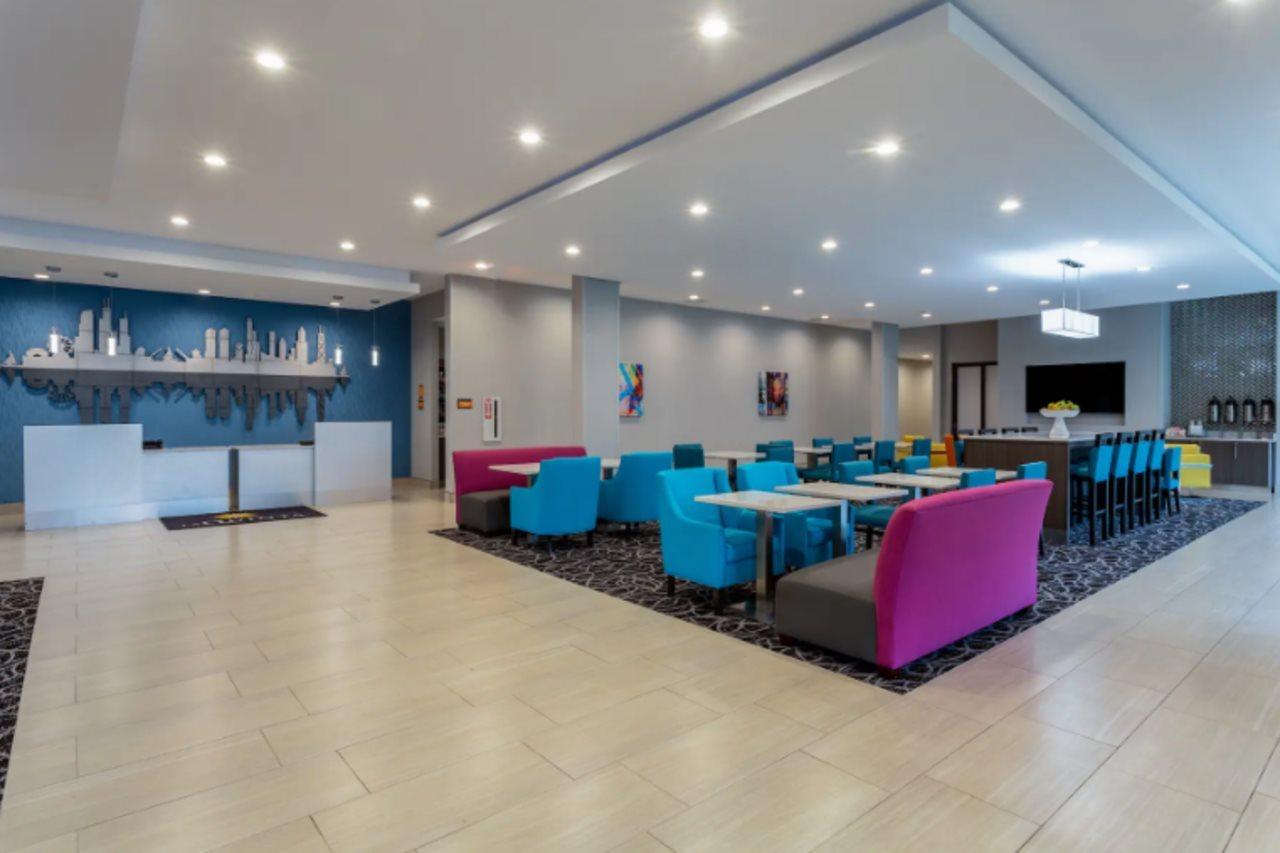 La Quinta Inn & Suites By Wyndham Shorewood ภายนอก รูปภาพ