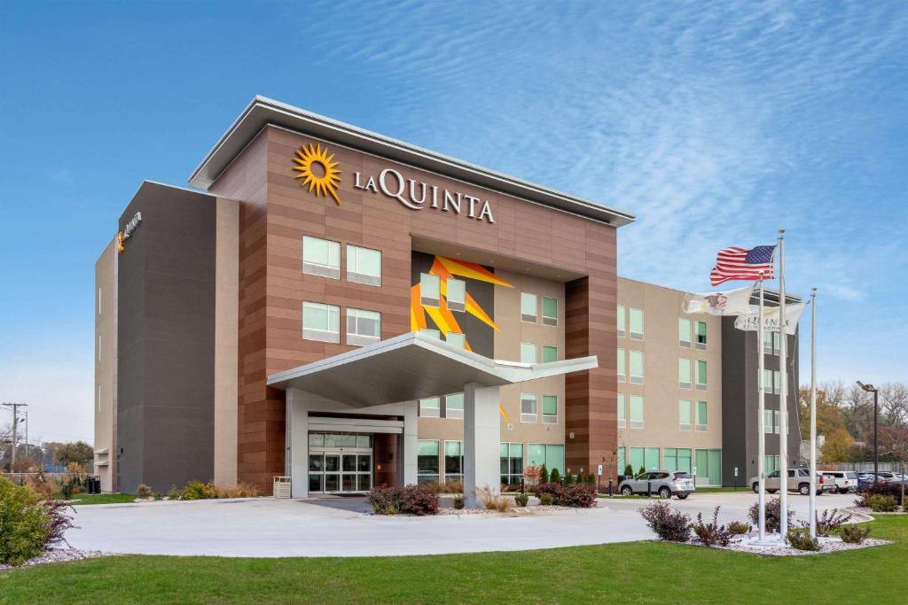 La Quinta Inn & Suites By Wyndham Shorewood ภายนอก รูปภาพ