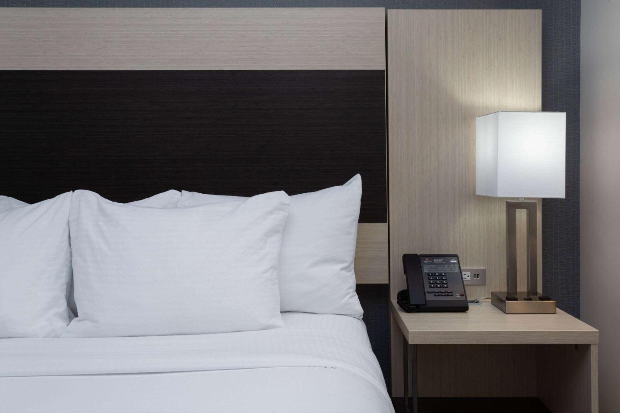 La Quinta Inn & Suites By Wyndham Shorewood ภายนอก รูปภาพ