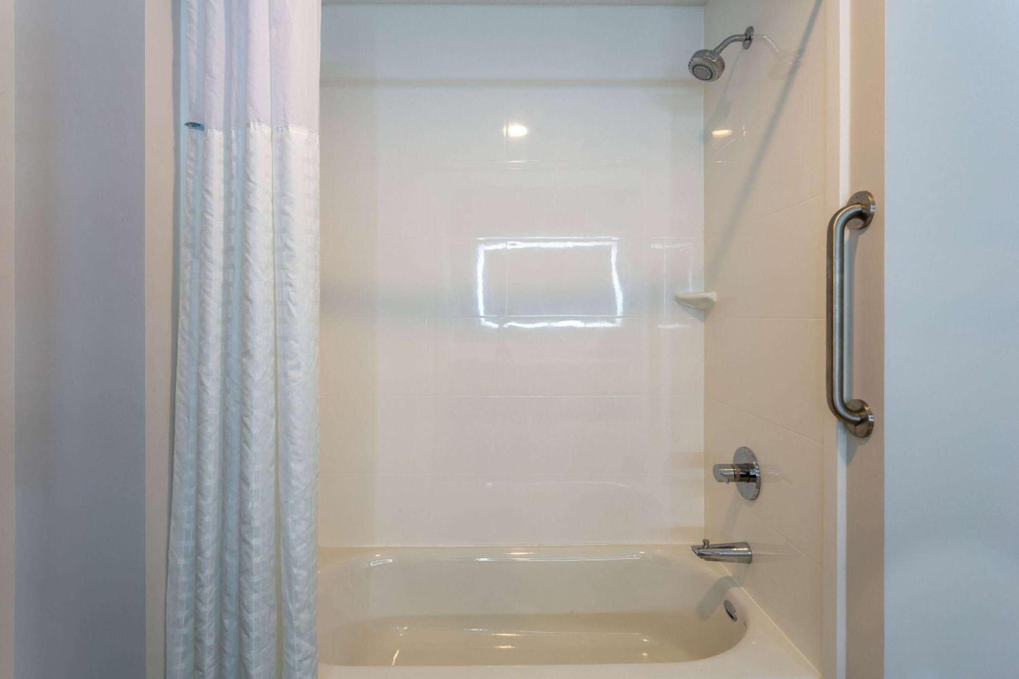 La Quinta Inn & Suites By Wyndham Shorewood ภายนอก รูปภาพ