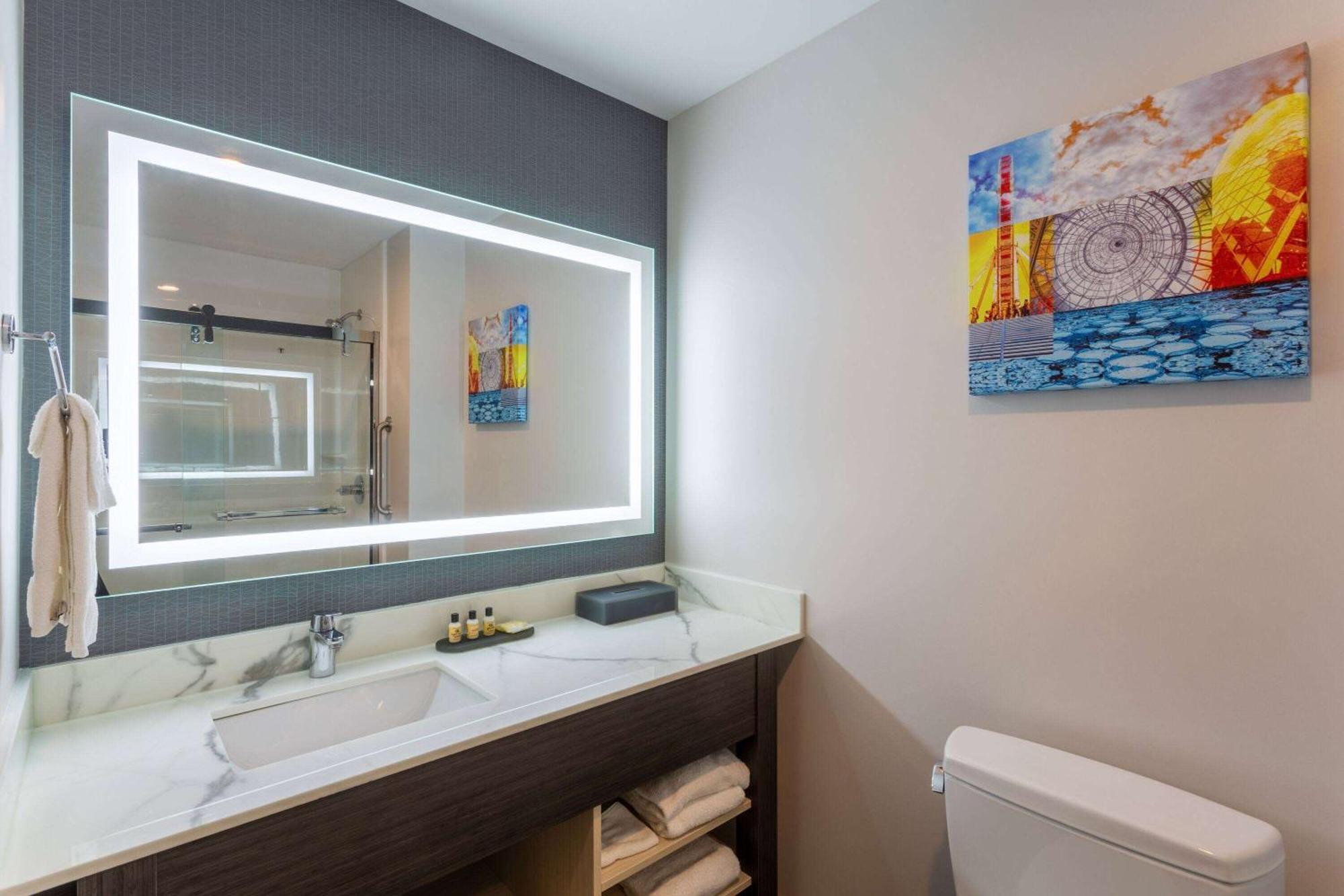 La Quinta Inn & Suites By Wyndham Shorewood ภายนอก รูปภาพ