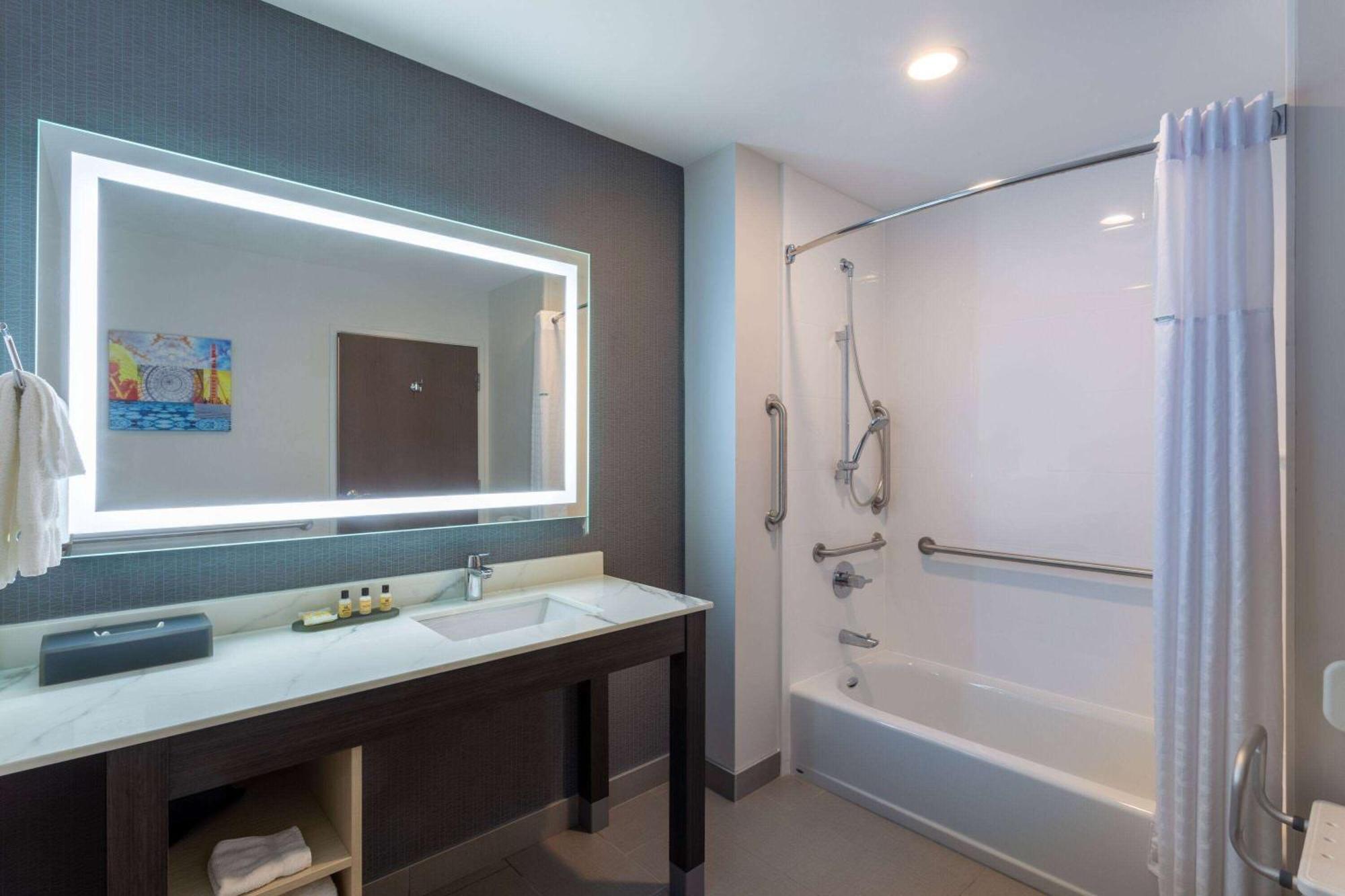 La Quinta Inn & Suites By Wyndham Shorewood ภายนอก รูปภาพ