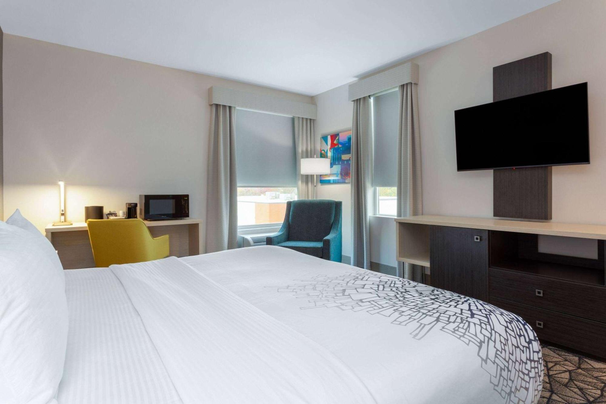 La Quinta Inn & Suites By Wyndham Shorewood ภายนอก รูปภาพ