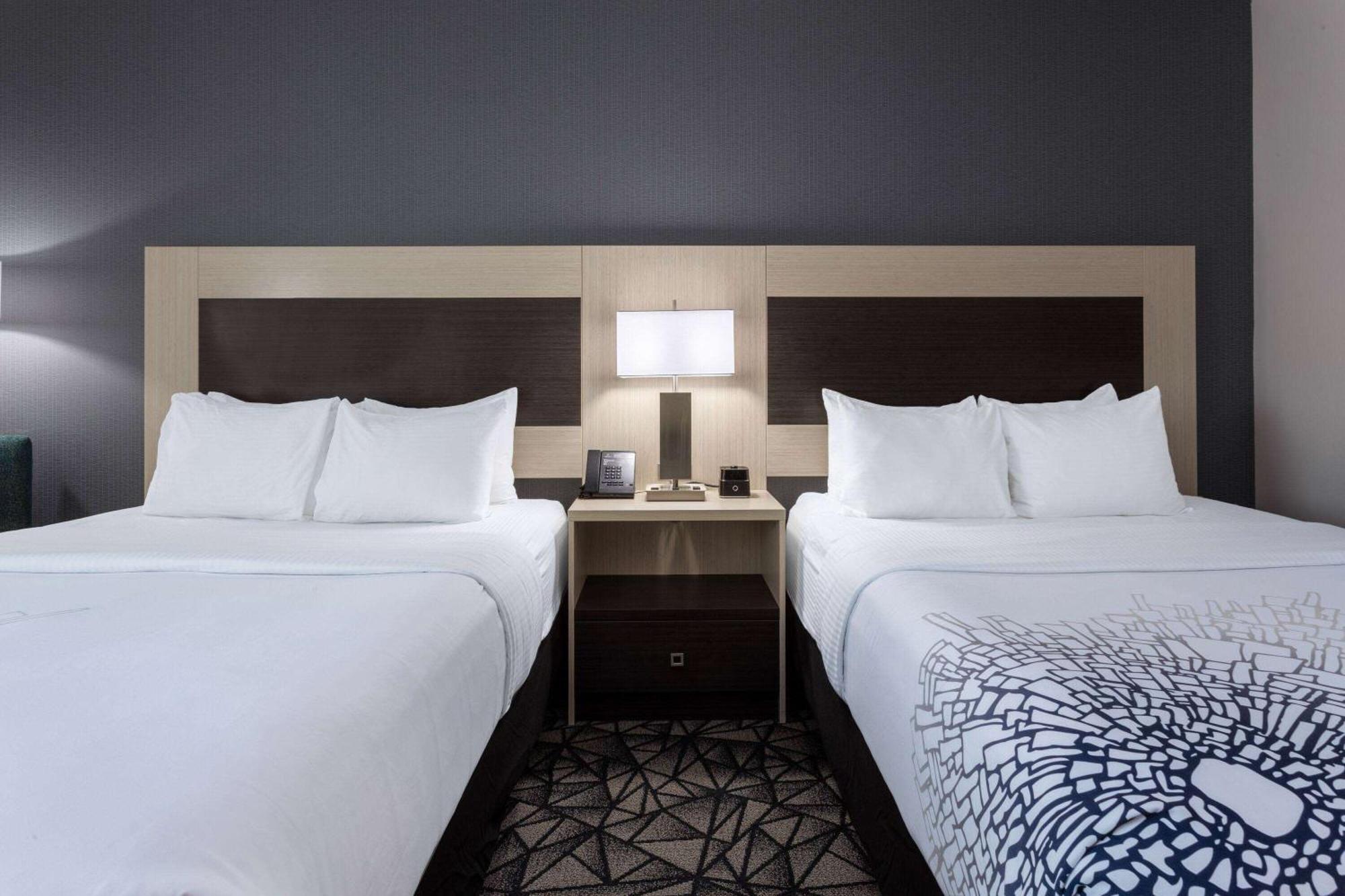 La Quinta Inn & Suites By Wyndham Shorewood ภายนอก รูปภาพ