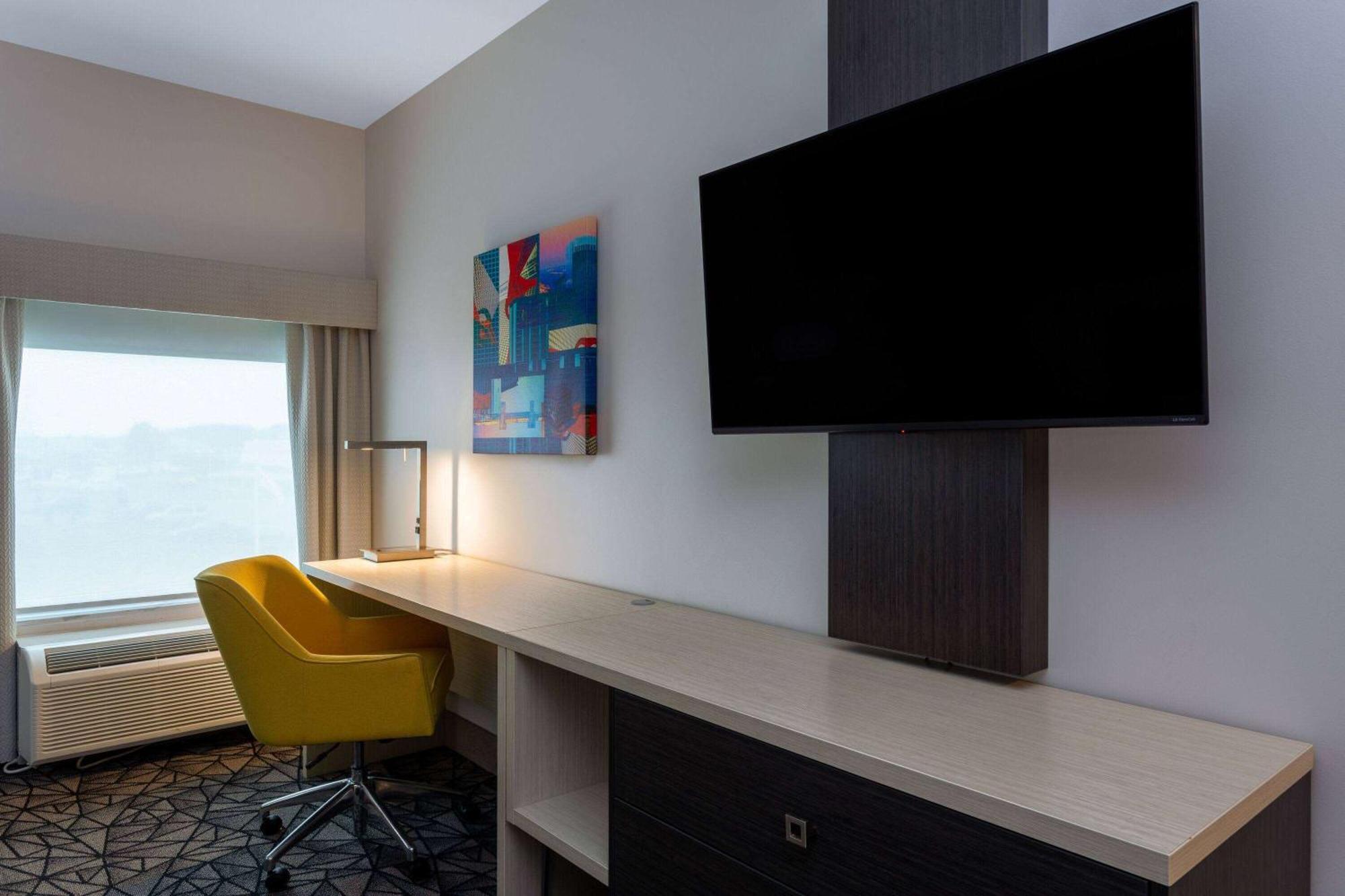La Quinta Inn & Suites By Wyndham Shorewood ภายนอก รูปภาพ