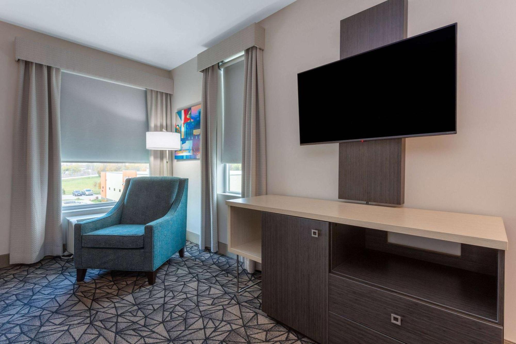 La Quinta Inn & Suites By Wyndham Shorewood ภายนอก รูปภาพ