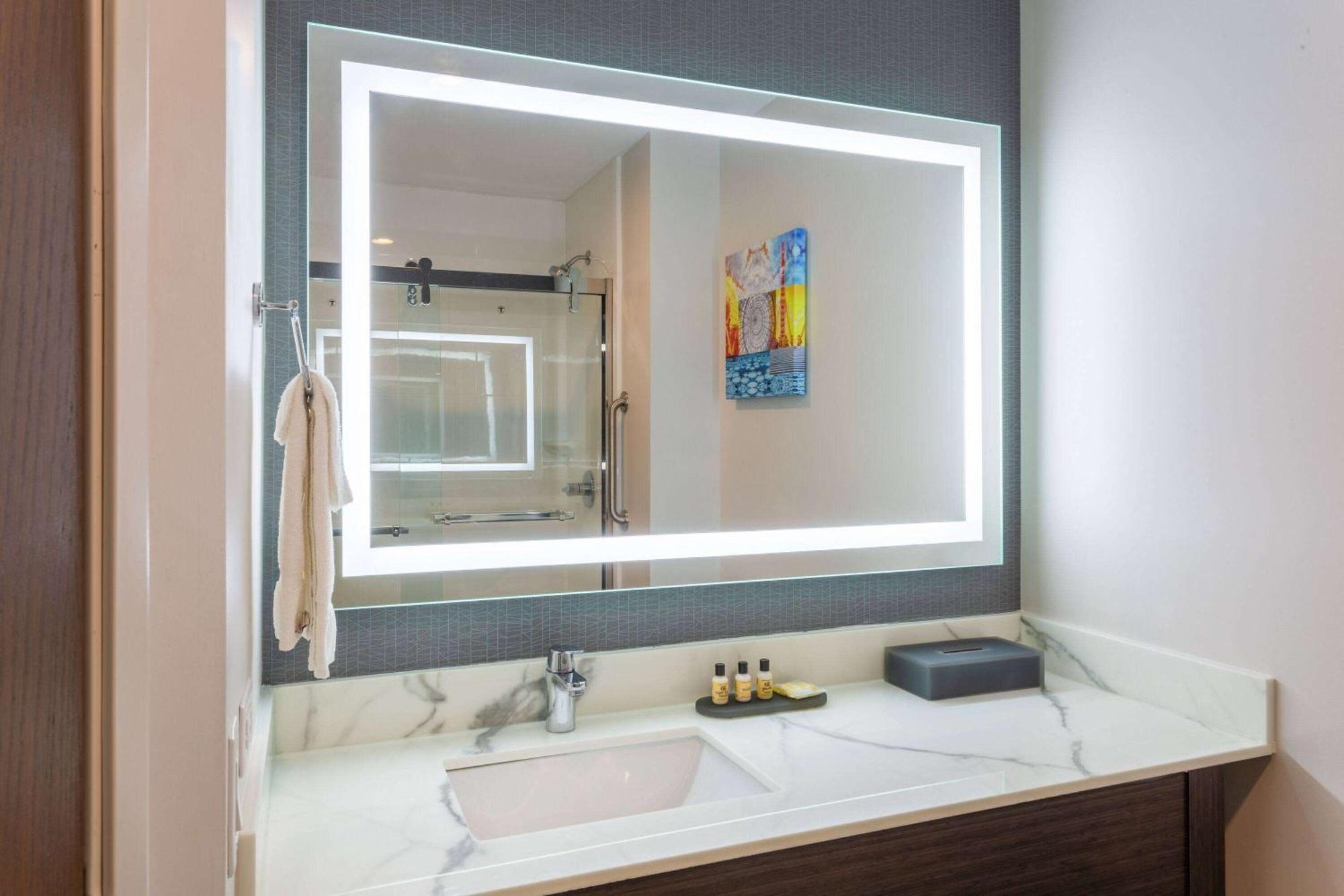 La Quinta Inn & Suites By Wyndham Shorewood ภายนอก รูปภาพ