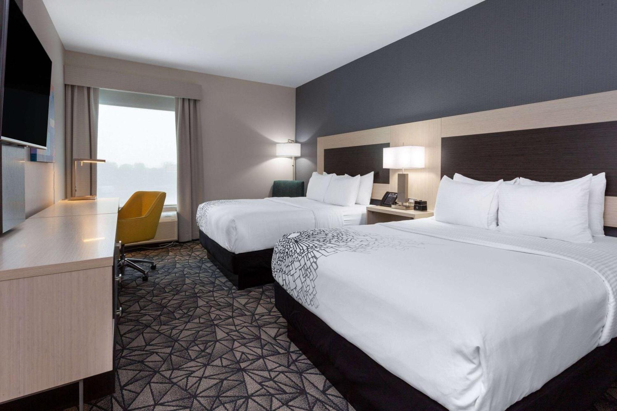 La Quinta Inn & Suites By Wyndham Shorewood ภายนอก รูปภาพ