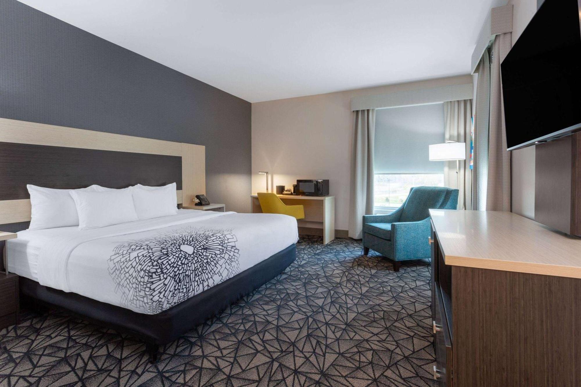La Quinta Inn & Suites By Wyndham Shorewood ภายนอก รูปภาพ