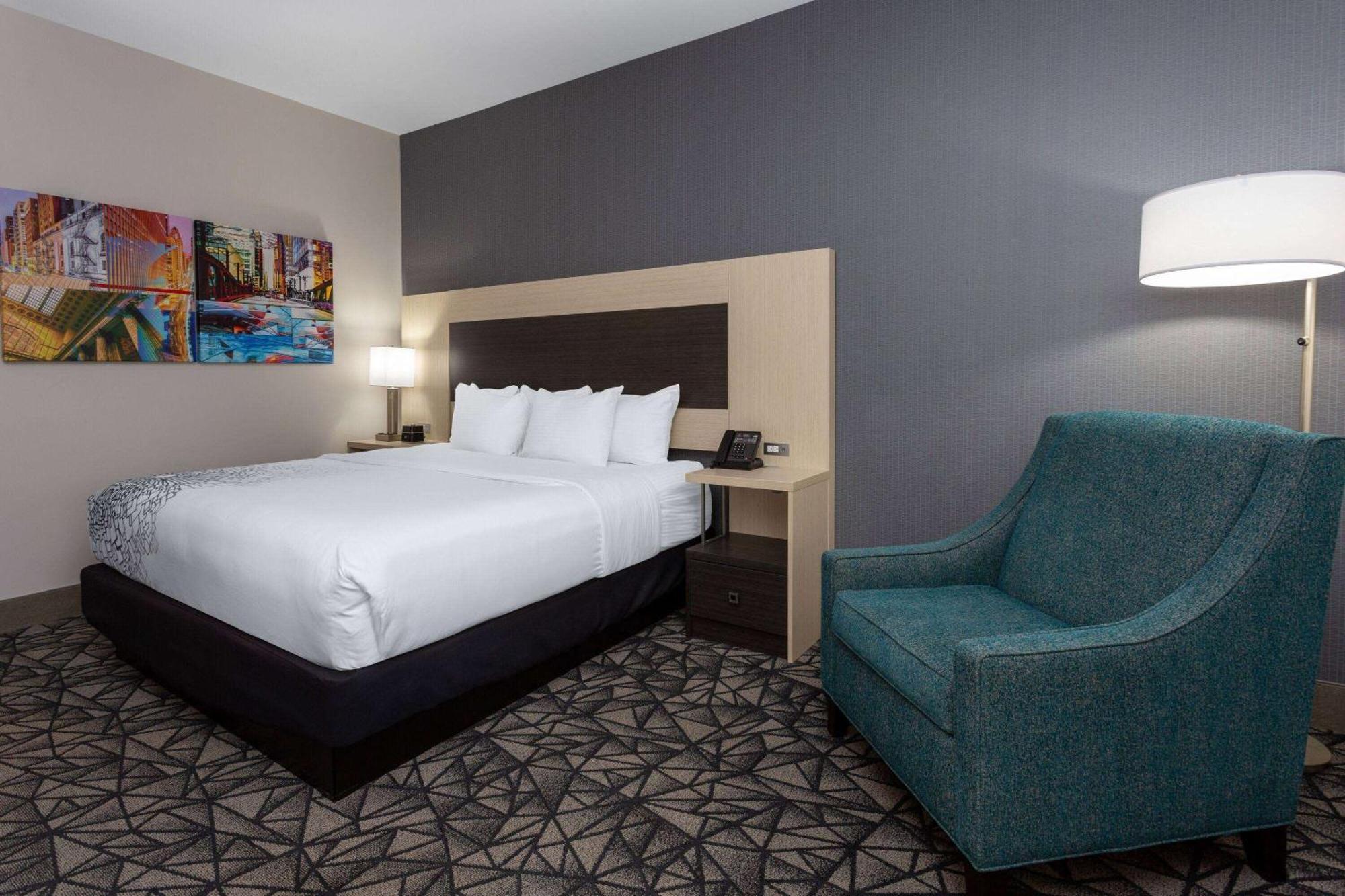 La Quinta Inn & Suites By Wyndham Shorewood ภายนอก รูปภาพ